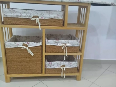 Table à repasser en bois avec paniers