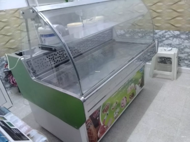 A vendre réfrigérateur comptoirs et bascoule électronique.