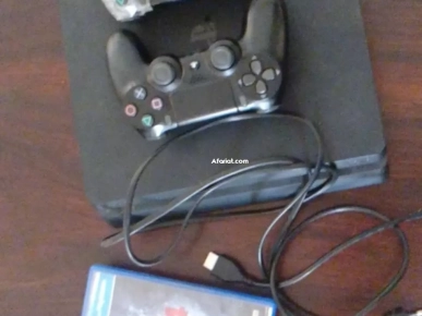 ps4 slim avec deux manette et deux jeux
