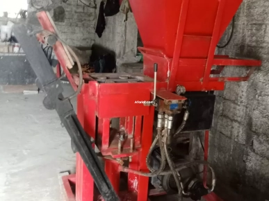 Machine à fabriquer des blocs en terre compressée