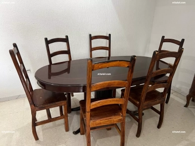une salle à manger composée d'une table ovale et de six chaises