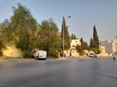 Av Villa Mana1 bien situé sur rue principale
