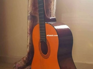 Guitare à vendre jolie guitare avec sac