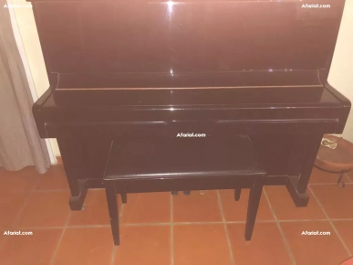Piano d'études Strauss à vendre, avec tabouret, en très bon état, Piano d'études Strauss à vendre, avec tabouret, en très bon état,