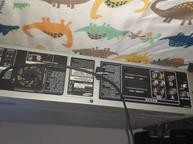 Une lecteur SAMSUNG /cd,dvd,vcd,cd-r,cd-rw,mp3,vhs et S-vhs.