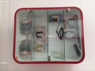 des vitrines et bureaux on très bon état des vitrines et bureaux on très bon état