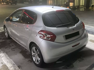 Peugeot 208 STYLE 5P Peugeot 208 STYLE 5P