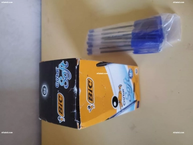 50 stylos noirs +11 stylos bleus