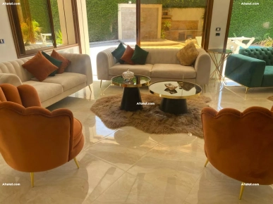 salon avec 2 tables