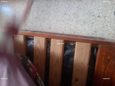 deux lits et une commode en bois