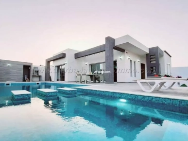 Vente villa haut de gamme avec piscine à Tézdaine - Djerba