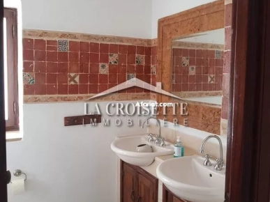 Villa S+6 meublée avec piscine à La Soukra   MVL1284