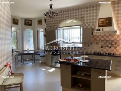 Villa de maitre S+6 à La Soukra ZVL0759
