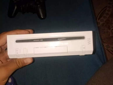 للبيع جهاز Wii مع يد تحكم GameCube ويد PS2 وقرص FIFA 13،