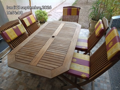 Table de jardin en teck d'occasion.