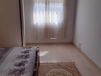 شقة مفروشة جديدة قاعة استقبال وغرفتي نوم مع مرآب للسيارة وإنترنت