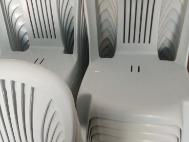 Tables et chaises plastiques