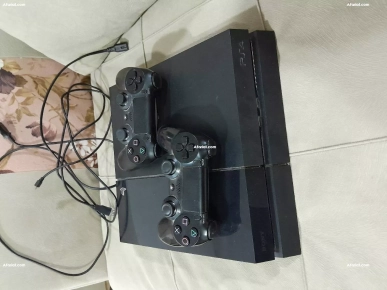 Ps4 fat avec 12 cd et 2 manettes