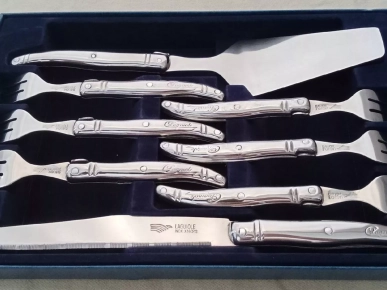 Ménagère 24 pièces et son service gateau NEUFS signés: LAGUIOLE