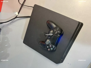 PS4 Slim une manette v2