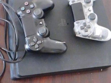 ps4 slim avec deux manette et deux jeux