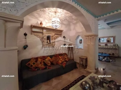 Villa S+5 avec piscine à La Soukra  ZVV0173