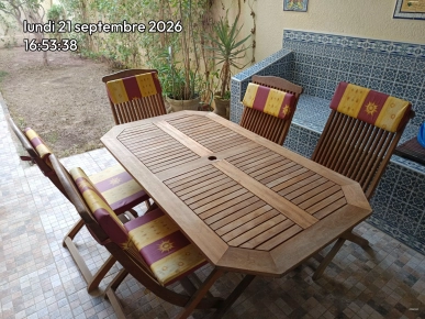 Table de jardin en teck d'occasion.