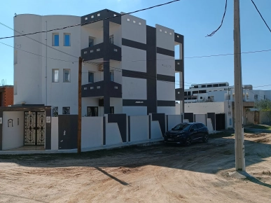 Immeuble R+2, vue mer à 400 m de El Baghdâd plage pour habitation