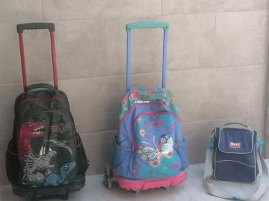 Deux cartables scolaires avec chariot + sacs à goûter Deux cartables scolaires avec chariot + sacs à goûter