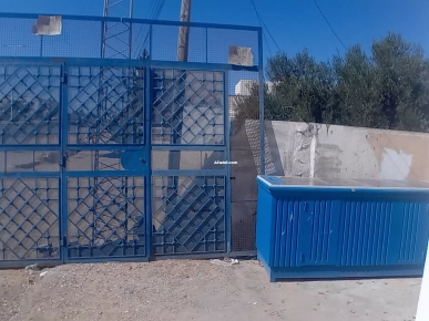 porte en fer et comptoir en bois //باب حديد و كنتوار لوح