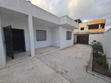 À vendre : Spacieuse maison S+4 située à Sidi Hassine À vendre : Spacieuse maison S+4 située à Sidi Hassine