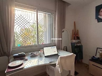 A vendre une maison avec deux magasins