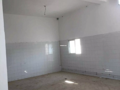 Dépôt à louer – 250m² carrelé avec sanitaires – Sidi Fraj