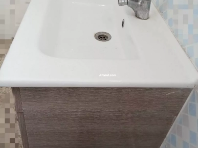 vasque à poser avec meuble de rangement et robinet