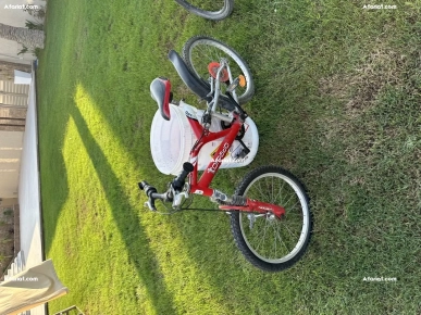 trois vélos en bon état