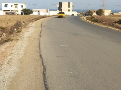 Terrain sur la route principale à plage El Haouaria