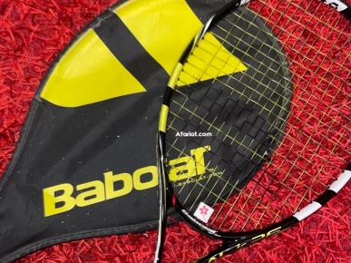 une raquette de tennis de la marque “babolat”