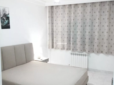 À vendre – Ensemble salon + lit avec table de chevet comme neufs