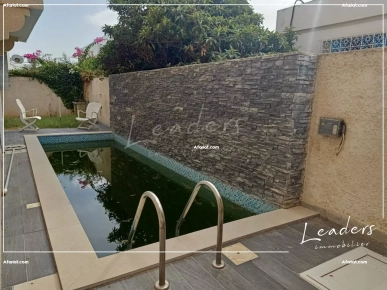 A vendre une villa avec un petit jardin et une piscine