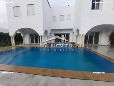 Villa de maitre S+4 à La Soukra ZVL0907