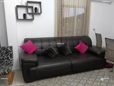 salon cuire noir avec table basse et meuble tv