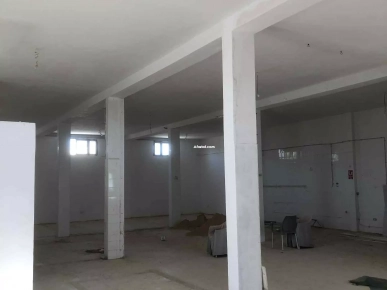 Dépôt à louer – 250m² carrelé avec sanitaires – Sidi Fraj