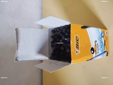 50 stylos noirs +11 stylos bleus