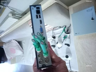 Vend des caméras de surveillance avec accessoires