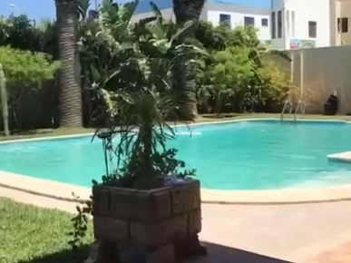 une villa avec une piscine à vendre