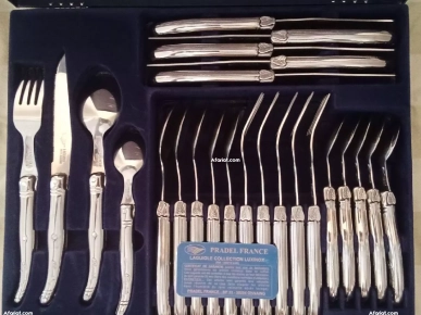Ménagère 24 pièces et son service gateau NEUFS signés: LAGUIOLE