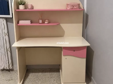 Joli bureau rose pour fille avec étagères et rangement – Bon état