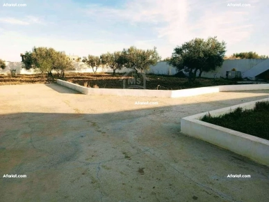 Un terrain de 2100 m² avec 1 studio à Hammamet Sud à vendre