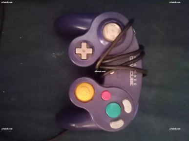 للبيع جهاز Wii مع يد تحكم GameCube ويد PS2 وقرص FIFA 13،
