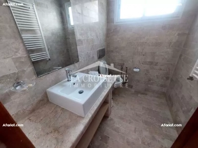 Villa S+4 avec piscine à La Marsa ZVL1615